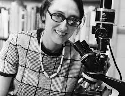 Andrea Cappa Piazza está realizando piezas de diseño personalizado. Perlas  y gemas originales con terminación en plata. Si van a hacer un regalo se  los recomiendo.