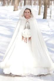 Per il colore, la moda suggerisce di scegliere un abito colore avorio il collo è rigido, lo sparato inamidato e gli angoli rialzati. Nozze A Natale La Gioia Raddoppia Idee Per Un Organizzazione Ed Un Abito Da Sposa Natalizi