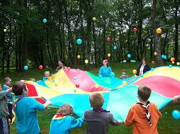 Más allá de juegos clásicos como la pelota o el pañuelo, también podemos sorprender a nuestro hijo con una serie de juegos muy divertidos, con los que. Pin On Ideas De Implementacion Para Grupos Grandes En Educacion Parvularia