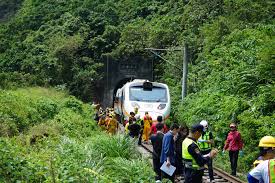 悬崖之上 手表 悬崖之上 完整的在线高清电影流 手表 悬崖之上 全系. å°éµå¤ªé­¯é–£è™Ÿå‡ºè»Œæ—…å®¢ å¾ˆå¤šäººèººè'—ç¾å ´ä¸€ç‰‡æ¼†é»' èŠ‹å‚³åª'taronews Information Taipei