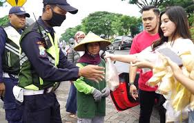 3) memperluas lapangan kerja dan lapangan usaha bagi penduduk. Di Tengah Pandemi Covid 19 Aksi Sosial Tetap Jalan