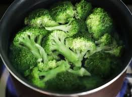 Mettete i broccoli in una pentola per cottura a vapore, cuocete le cimette per circa 5 minuti. Come Cucinare I Broccoli Alcuni Consigli Prontopro