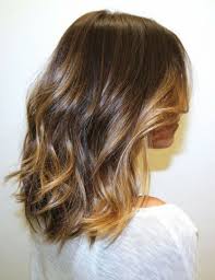 Questo darà il look più lusinghiero a prescindere dalla forma del viso! 1001 Idee Di Capelli Mossi Dai Look Corti A Quelli Piu Lunghi