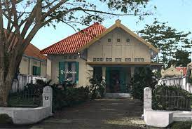 Menggunakan bus dan hanya beberapa saja orang di dalam. Rumah Orang Tua Kuala Lumpur Lokasi Kejadian Ialah Di Singapura