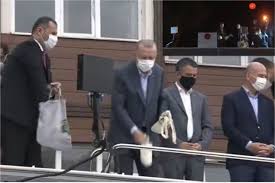 .tayyip erdoğan, orman yangınlarının devam ettiği muğla'nın marmaris i̇lçesinde yaptığı konuşmanın ardından vatandaşlara çay fırlattı. Wpuoo8 6q5h Wm
