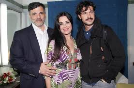 Σε καραντίνα λόγω του κορονοϊού βρίσκεται η μαρία τζομπανάκη, όχι όμως στην αθήνα, αλλά στη νέα υόρκη όπου ζει τα τελευταία χρόνια με τον σύζυγό της. Maria Tzompanakh O Syzygos Kai O Gios Ths Sto Pleyro Ths Sto Hrwdeio Fthis Gr