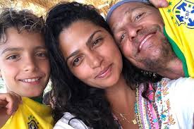 By kevin kayhart for dailymail.com. F5 Celebridades Matthew Mcconaughey E Camila Alves Doam 80 Mil Mascaras A Profissionais Da Saude Nos Eua 13 04 2020