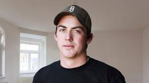 Baseball Fan Attempting To Visit Each MLB Player's Home In One Season