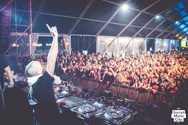 Qualità e ricercatezza dei materiali sono elementi che caratterizzano la produzione lorenzi milano. Social Music City