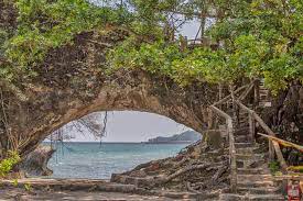 Lokasi pantai karang bolong terletak di desa sendang, kabupaten donorojo. Keindahan Pantai Karang Bolong Yang Terbentuk Dari Letusan Krakatau Destinasi Travel Indonesia