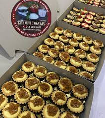 The cheese custard yield is more than enough to fill the tart pastry. Lotus Biscoff Cheese Tart Mix Kuih Muih D Wan Ayu Facebook