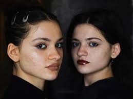 Il caso di Amy e Ano, le gemelle vendute alla nascita e ritrovate su TikTok 