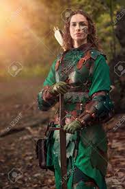 Elf Frau In Grünem Leder Rüstung Mit Dem Schwert Auf Den Wald Hintergrund.  Lizenzfreie Fotos, Bilder und Stock Fotografie. Image 63214232.