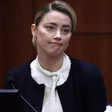 Ähnliche Looks, imitierte Gesten: Sie kopiert ihn vor Gericht