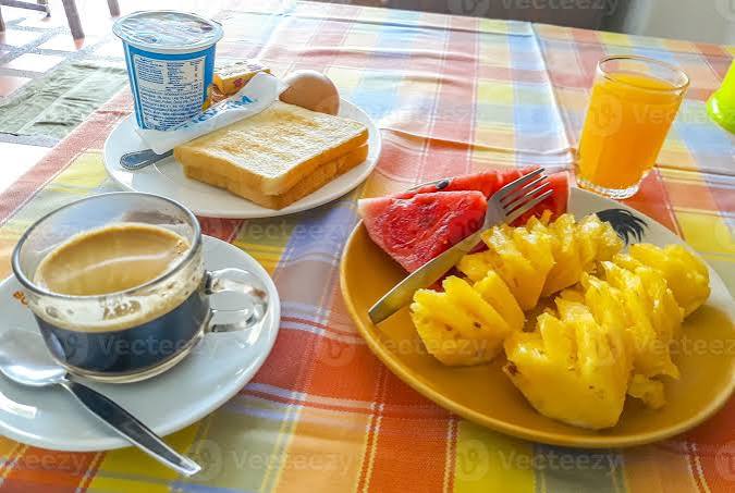 desayuno fresco con piña, sandía, jugo de naranja, tostadas, phuket, tailandia. 12794718 Foto de stock en Vecteezy