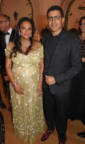 Isabel dos santos is an angolan businesswoman, the eldest child of angola's former president josé eduardo dos santos, who ruled the country. Isabel Exibe Gravidez Club K Angola Noticias Imparciais De Angola