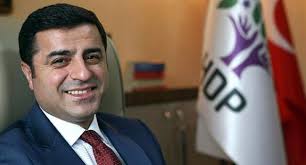 Suç örgütü lideri sedat peker'in iddialarıyla gündeme gelen paramount otel'e ilişkin açıklamalarda bulunan otelin kurucusunun kızı yasemin victoria uras, cihan ekşioğlu, babamın öldüğü gün otelimize devletin tankıyla girdi iddiasında bulundu. Ileri Haber Gercekler Devrimcidir