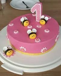 Geburtstag ihres sohnes oder ihrer tochter schenken kann. Geburtstag Kinder Bienchen Torte Zum 1 Geburtstag Geburtstagskuchen Kind Geburtstag Kuchen Madchen Kuchen Geburtstag