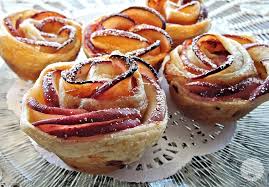 Su un lato di ogni rettangolo spalmate un po' di marmellata e aggiungete dei dadini di mela. Roselline Di Sfoglia E Mele Ricette Al Volo