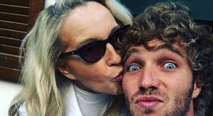 00.53 sara è l'ultima eliminata, poichè lo studio di roma è. Eleonora Giorgi Il Figlio Paolo Ciavarro Il Lifting Lei E Gia Bellissima Basta Che Sia Felice