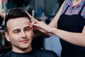 أصحاب الوجه الطويل بعض الشيء لهم قصات شعر تناسبهم أكثر من غيرها، وأفضل. Striveme Ø§Ø±Ø¨Ø¹ Ù‚ØµØ§Øª Ø´Ø¹Ø± Ù…Ø«Ø§Ù„ÙŠØ© Ù„Ù„Ø±Ø¬Ø§Ù„ Ø£ØµØ­Ø§Ø¨ Ø§Ù„Ø¬Ø¨ÙŠÙ† Ø§Ù„Ø¹Ø±ÙŠØ¶