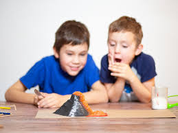 Mit diesen einfachen dingen werden sie ihr kind zum staunen bringen und ihm gleichzeitig dabei helfen, seine umwelt besser zu verstehen. Spannende Experimente Fur Kinder Wireltern Ch