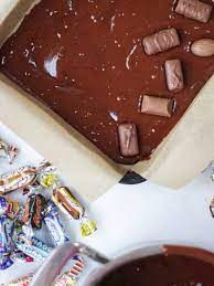 Wondering How To Use Up Leftover Chocolate This Chocolate Brownies Recipe With Leftover Choc Celebration Chocolate Chocolate Brownie Recipe Chocolate Traybake