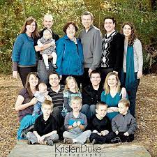 Cute Large Group Photo Arrangement Family Picture Outfits Large Family Photos Family Photo Outfits