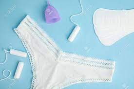 水色の背景に生理用ナプキンとパンティーを備えたフラットレイ構成の写真素材・画像素材 Image 172575158