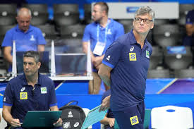 Voleiul este un sport în care două echipe, separate de un fileu înalt, trebuie să treacă o minge pe deasupra acestuia, folosind doar mâinile, cu scopul de a face ca mingea să atingă terenul advers. Renan Dal Zotto Cogita Usar Leal E Lucarelli Como Titulares Em Toquio 2020 Surto Olimpico