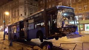 Nyolcan meghaltak és többen megsérültek, egyikük beszámolt arról, mi történt a baleset pillanataiban. Csunya Buszbaleset Vasarnap Hajnalban A Rakoczi Uton Vezess