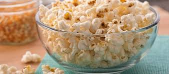 Campur madu dan gula, dimasak dengan api sedang, didihkan tambahkan madu, air dan garam, masak hingga tercampur semuanya. Cara Membuat Popcorn Dengan Rasa Yang Menarik Ala Rumahan Sendiri