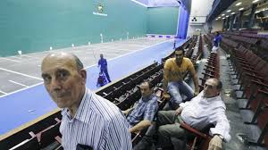 Se nos va media vida"