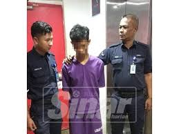 Mengikut pertuduhan, tertuduh didakwa mengikut seksyen 324 kanun keseksaan dibacakan bersama seksyen 326a kanun keseksaan kerana sengaja menyebabkan kecederaan di bahagian bibir, pipi sebelah kiri dan lengan kanan isteri dengan menggunakan telefon bimbit dan hulu sabit di. Lelaki Serang Kawan Dengan Parang Direman 4 Hari
