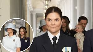 Søster og svigerinde ankom i udsøgte looks: Kronprinsesse Victoria skilte sig markant ud