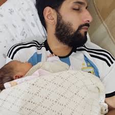 Algunos momentos de este año junto a Emilia! Vamos creciendo juntos 👨‍👧🪢