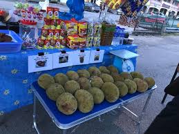 Sokak mutfağının tadına bakabileceğiniz en iyi yerler arasında seri kembangan gece pazarı ve seri serdang gece pazarı (her pazartesi ve cuma geceleri açılır) bulunur. Tarap Pagi Pasar Borneo Seri Kembangan Selangor Facebook