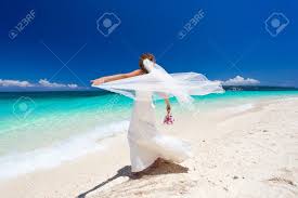 Die besten hochzeitskleider zum tanzen hochzeitskleid. Glucklich Tanzen Braut Am Strand Im Hochzeitskleid Lizenzfreie Fotos Bilder Und Stock Fotografie Image 19664723