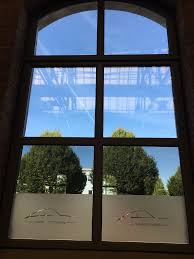 Protecfolien De Innenansicht Unteres Fenster Mit Spiegelfolie Und Weiss Matt Mit Logo Als Sichtschutz Bei Dunkel Fensterfolien Sichtschutzfolie Spiegel Folie