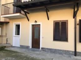 In contesto molto silenzioso e tranquillo villetta a schiera in ottime condizioni con ingresso su sc. Casa Indipendente Lacchiarella Trovit