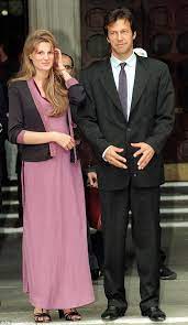 عمران خان، 1992ع ۾ عالمي ڪرڪيٽ ڪَپ کَٽڻ کانپوءِ ڏيهان ڏيهي (بين الاقوامي) ڪرڪيٽ تان ريٽائرمينٽ وٺي ورتي. Ø«Ù„Ø§Ø« Ø²ÙŠØ¬Ø§Øª Ù…Ø«ÙŠØ±Ø© Ù„Ø¹Ù…Ø±Ø§Ù† Ø®Ø§Ù† ØªØ¹Ø±Ù Ø¹Ù„ÙŠÙ‡Ø§ ØµÙˆØ±