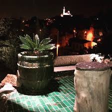 Pour Que Nos Matieres Puissent Emouvoir De Jour Comme De Nuit Nous Avons Choisi D Installer Des Eclairages Haut De Gamme In 2020 Table Decorations Decor Home Decor