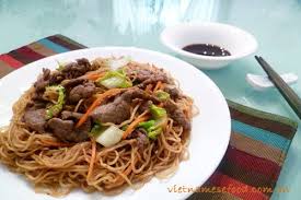 Stir Fried Egg Noodle With Beef Recipe Mi Xao Bo Vietnamese Recipes Beef Recipes Easy Vietnamese Recipes