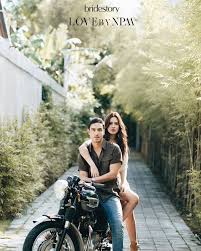 Lokasi pemotretannya dilakukan di kandang godzilla, salah satu destinasi wisata di tangerang. Bikin Iri Foto Pre Wedding Raisa Hamish Di Atas Motor