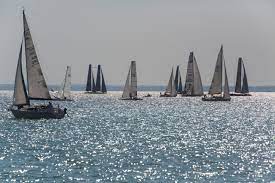 Jun 29, 2021 · az america's cup a legutóbbi nyilatkozatok fényében újra egyre inkább a nemzetköziség letörése felé halad. Az 52 Kekszalag Vitorlasverseny Pestisracok