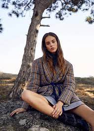 How tall and how much weigh lana rhoades? Design Scene Style Wild Thistle By Kristof Toth
