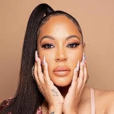 Janine Jeffries's Instagram, Twitter & Facebook