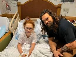 Aber irgendwie glaubt man ja sieben jahre nach dem ersten teil nicht mehr so recht. Jason Momoa Aquaman Darsteller Besucht Kranke Kinder Im Krankenhaus Der Spiegel