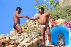 Los saltos de 50 metros al vació del bungie y los clavados de la quebrada hacen de acapulco una playa extreme. Espectaculo De Los Clavadistas De Acapulco En La Quebrada Horarios Mexico