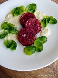 Ultima Ratio Zum Dritten Rote Bete Servietten Knodel Mit Rosenkohl Und Meerrettischsauce Serviettenknodel Rezept Essen Und Trinken Rezepte Rote Bete